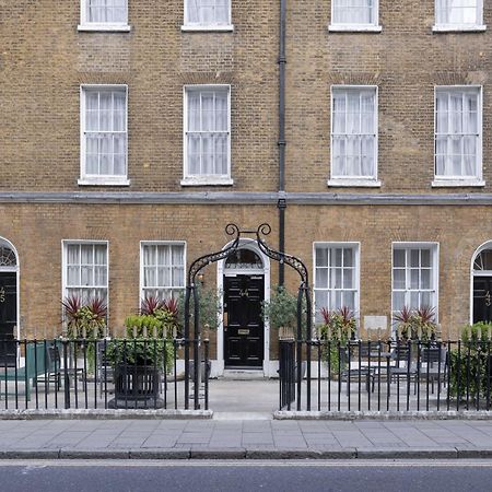 Montcalm Brewery Townhouse Hotel Londra Exterior foto The photo shows a row of three-story brick buildings, featuring a classic design with large windows and decorative ironwork. The buildings are painted in a muted yellow-brown color, typical of older urban architecture. In front of the buildings, ther