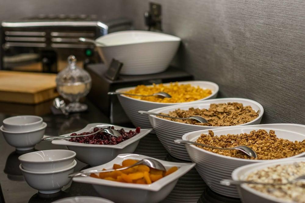 Montcalm Brewery Townhouse Hotel Londra Exterior foto The photo shows a variety of food items arranged on a countertop. There are several bowls containing different types of cereals and toppings. 

- One bowl features a light-colored granola.
- Another bowl holds what looks like corn flakes or a similar