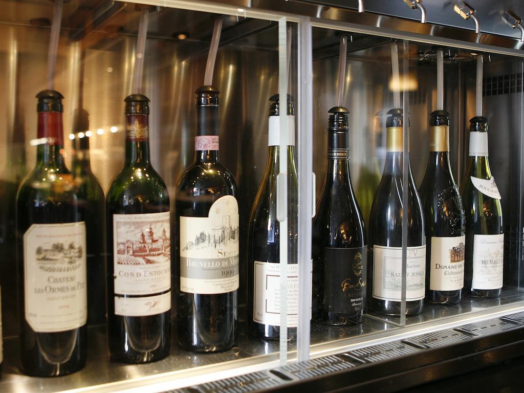 Montcalm Brewery Townhouse Hotel Londra Exterior foto The photo depicts a selection of wine bottles displayed in a wine fridge or cooler. The bottles are lined up behind a glass panel, showcasing various types of wine, likely including both red and white varieties. Each bottle has a distinctive label, i