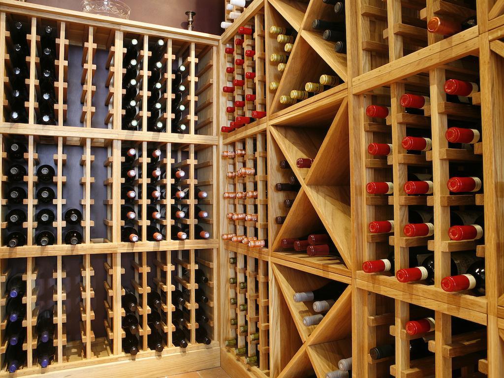 Montcalm Brewery Townhouse Hotel Londra Exterior foto The photo shows a wine cellar with wooden racks designed for storing wine bottles. The structure is divided into sections, featuring various compartments that hold the bottles in an organized manner. The bottles have different colors, with many red a