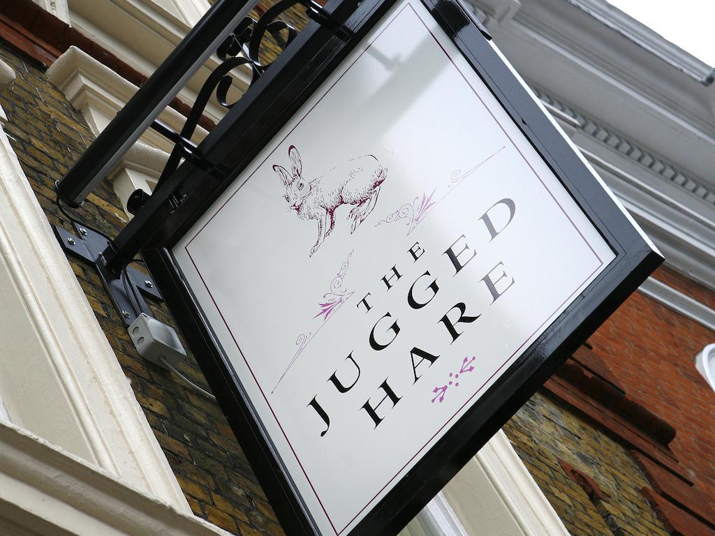 Montcalm Brewery Townhouse Hotel Londra Exterior foto The photo shows a hanging sign for a place called "The Jugged Hare." The design features an illustration of a hare, along with the name displayed prominently in bold letters. The overall aesthetic combines an elegant font with delicate floral accents